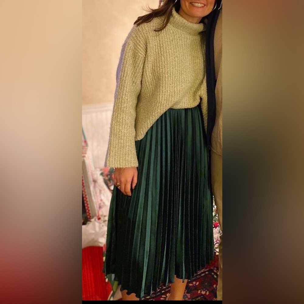 Elegant Green Pleated Skirt